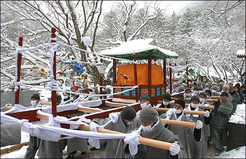 전남 장성 백양사에서 열린 서옹 큰스님 영결식이 끝나고 상여가 다비장으로 옮겨지고 있다 